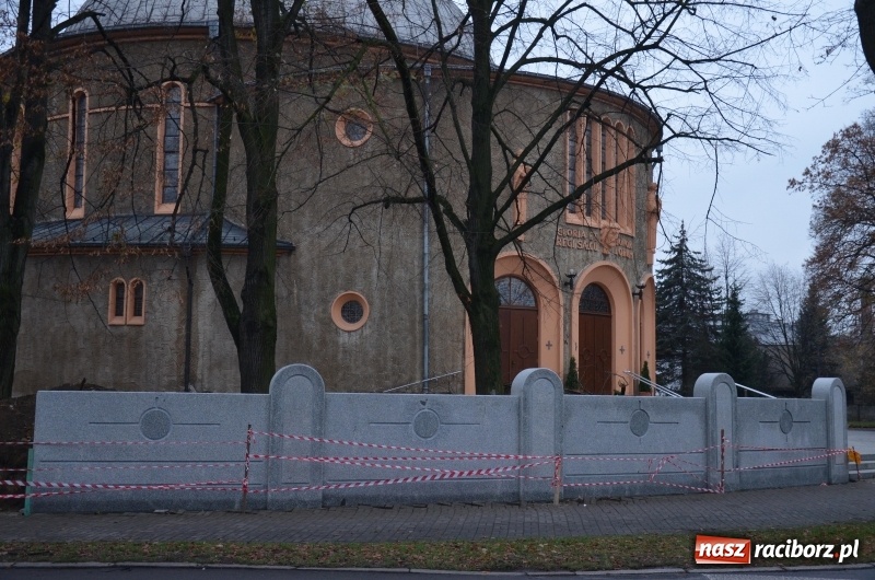 Zdjęcie w galerii na portalu naszraciborz.pl: Powstaje nowy mur wokół kościoła NSPJ  wiadomości z regionu