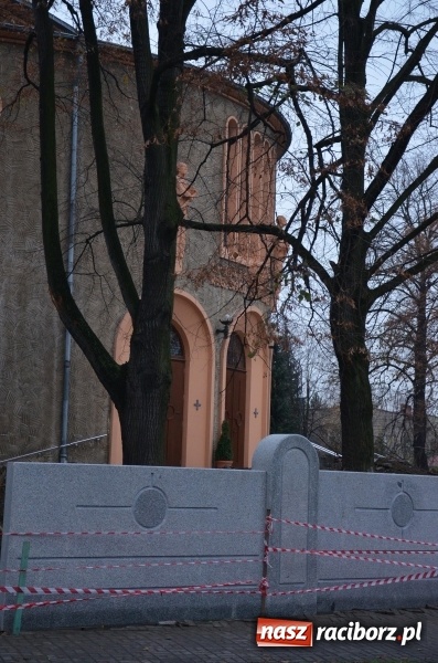 Zdjęcie w galerii na portalu naszraciborz.pl: Powstaje nowy mur wokół kościoła NSPJ  wiadomości z regionu