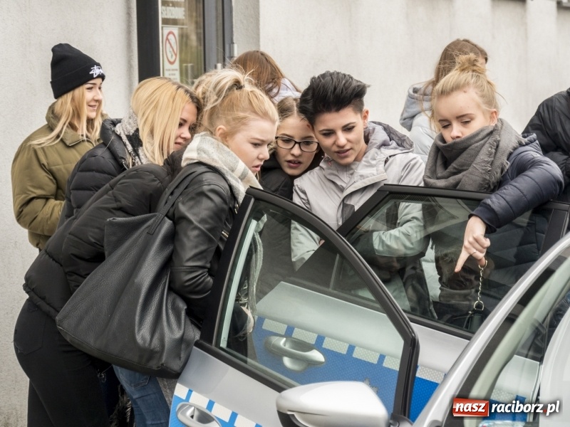Zdjęcie w galerii na portalu naszraciborz.pl: Zostań Policjantem! Dzień otwarty w Komendzie Powiatowej Policji wiadomości z regionu