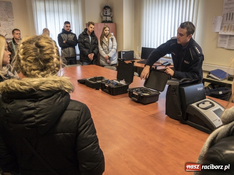 Zdjęcie w galerii na portalu naszraciborz.pl: Zostań Policjantem! Dzień otwarty w Komendzie Powiatowej Policji wiadomości z regionu