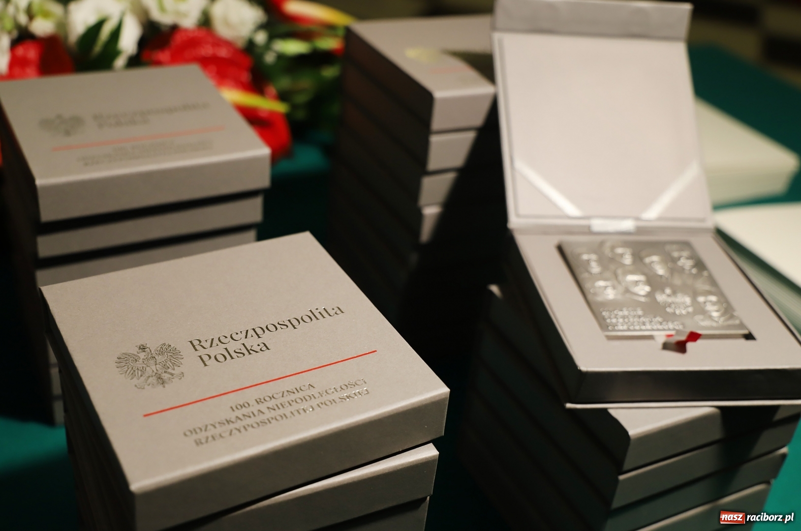 Zdjęcie w galerii na portalu naszraciborz.pl: Prezydent Dariusz Polowy z medalem od premiera Morawieckiego  wiadomości z regionu