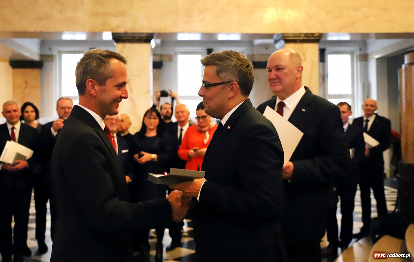 Zdjęcie w galerii na portalu naszraciborz.pl: Prezydent Dariusz Polowy z medalem od premiera Morawieckiego  wiadomości z regionu