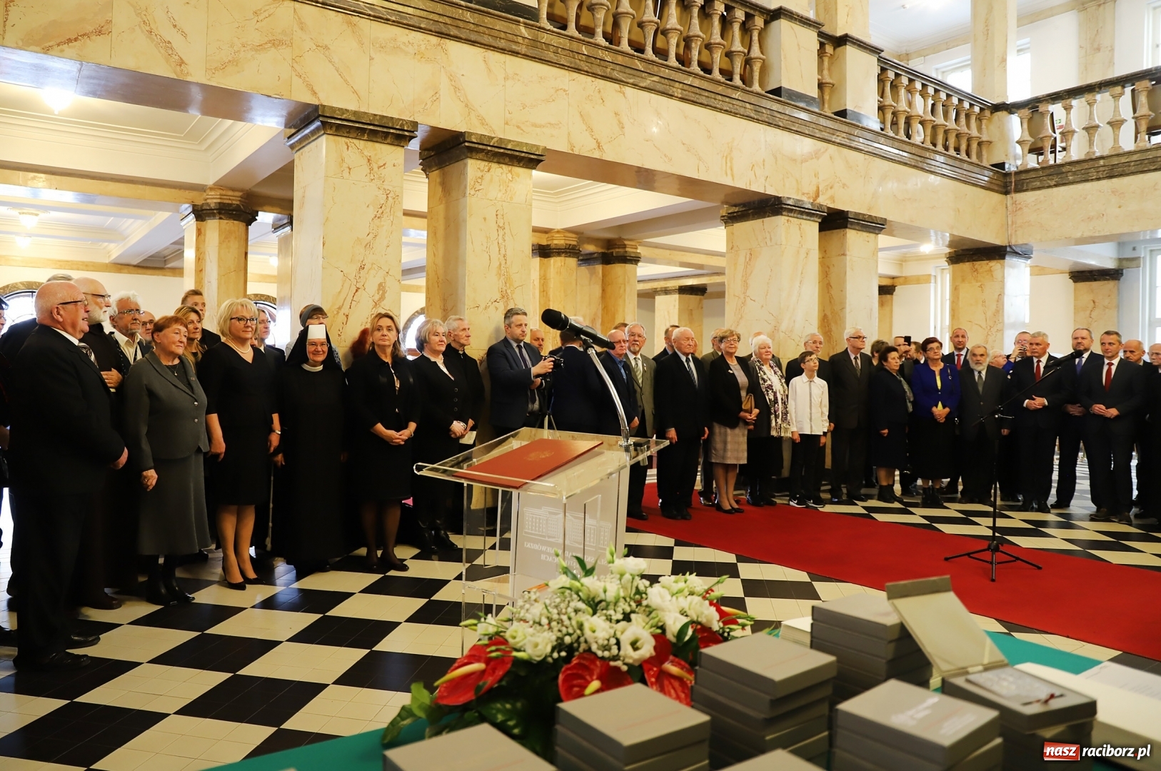 Zdjęcie w galerii na portalu naszraciborz.pl: Prezydent Dariusz Polowy z medalem od premiera Morawieckiego  wiadomości z regionu