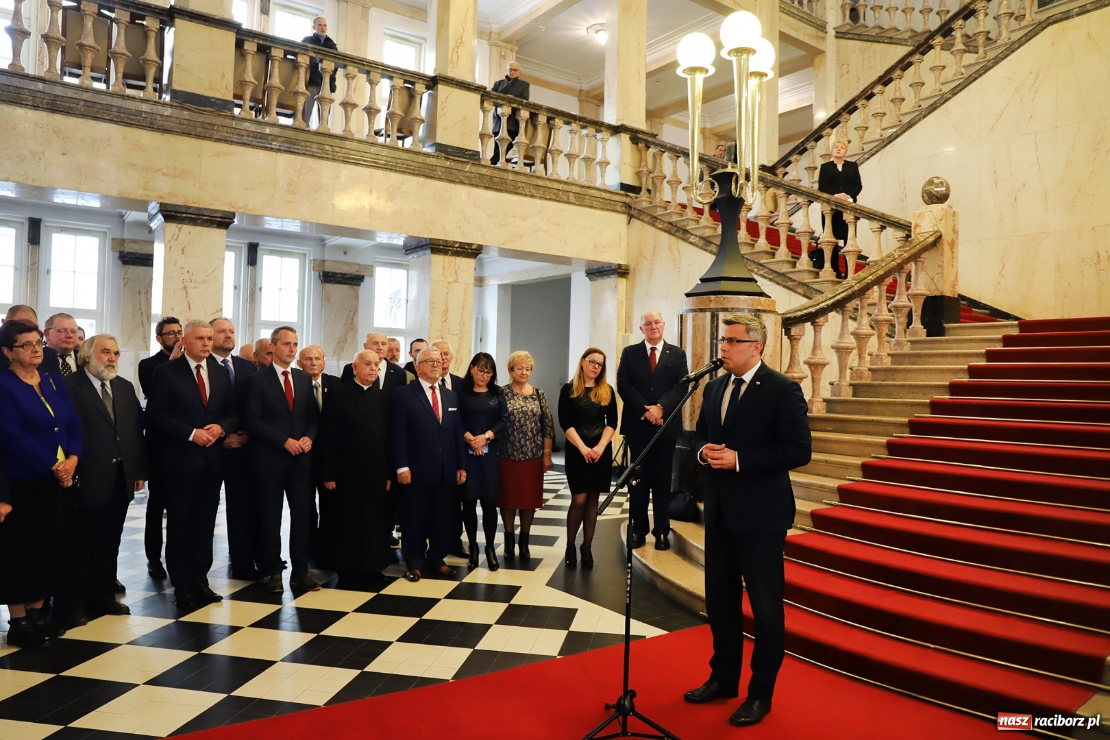 Zdjęcie w galerii na portalu naszraciborz.pl: Prezydent Dariusz Polowy z medalem od premiera Morawieckiego  wiadomości z regionu