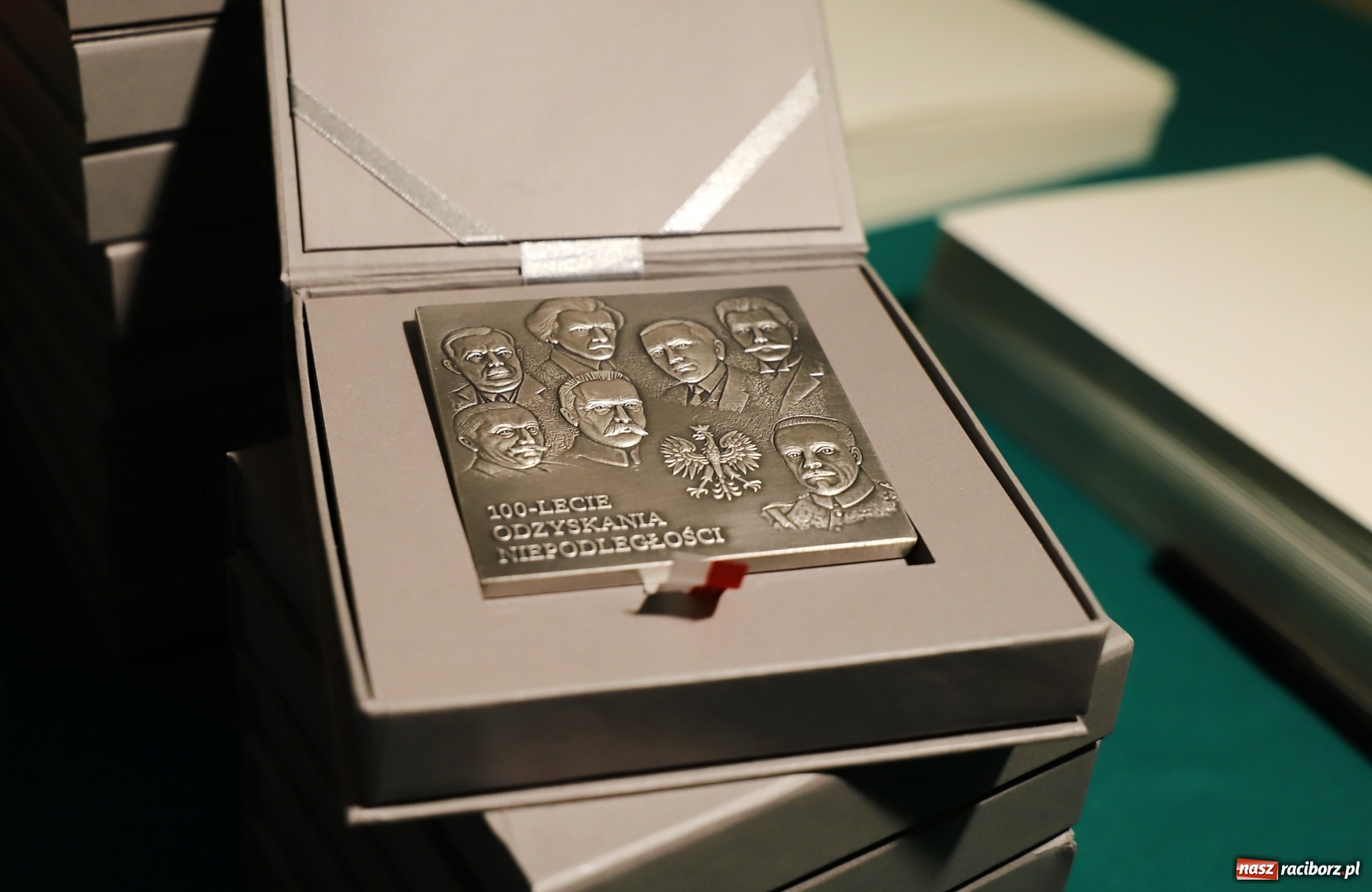 Zdjęcie w galerii na portalu naszraciborz.pl: Prezydent Dariusz Polowy z medalem od premiera Morawieckiego  wiadomości z regionu