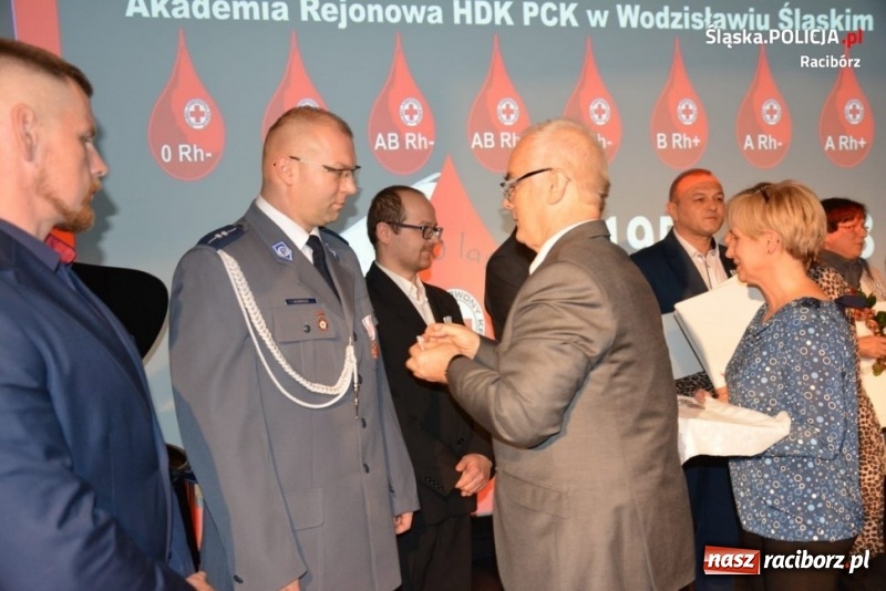 Zdjęcie w galerii na portalu naszraciborz.pl: Kuźniański aspirant wyróżniony dwoma odznakami Honorowego Dawcy Krwi wiadomości z regionu