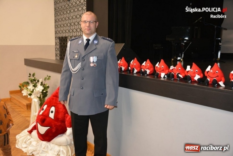 Zdjęcie w galerii na portalu naszraciborz.pl: Kuźniański aspirant wyróżniony dwoma odznakami Honorowego Dawcy Krwi wiadomości z regionu