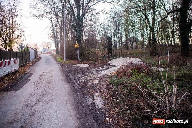 Zdjęcie w galerii na portalu naszraciborz.pl: BBC w Raciborzu. Szukali śladów kultury żydowskiej. Zobaczyli bałagan po budowlańcach  wiadomości z regionu