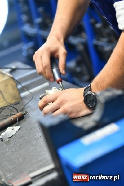 Zdjęcie w galerii na portalu naszraciborz.pl: Uczniowie Mechanika na praktykach w Rafamecie  wiadomości z regionu
