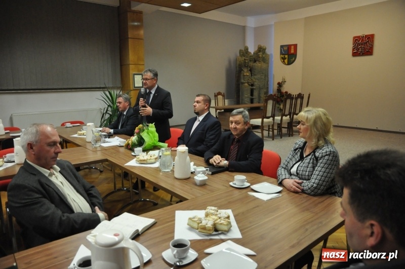 Zdjęcie w galerii na portalu naszraciborz.pl: Plan zrealizowany w 100 procentach. Pożegnali wicewójta, przywitali starostę  wiadomości z regionu