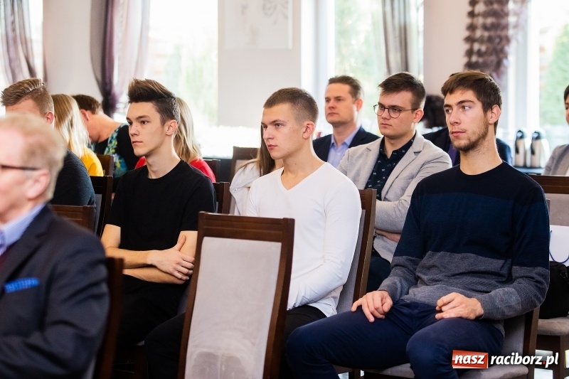 Zdjęcie w galerii na portalu naszraciborz.pl: O inwestowaniu w specjalnej strefie gospodarczej dyskutowano w hotelu Racibor  wiadomości z regionu