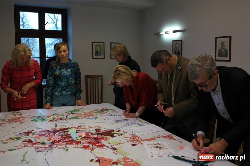 Zdjęcie w galerii na portalu naszraciborz.pl: Drzewa i krzewy w Raciborzu. Spotkanie eksperckie na Zamku Piastowskim wiadomości z regionu