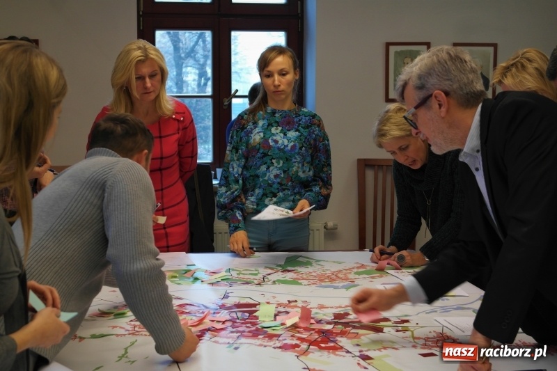 Zdjęcie w galerii na portalu naszraciborz.pl: Drzewa i krzewy w Raciborzu. Spotkanie eksperckie na Zamku Piastowskim wiadomości z regionu