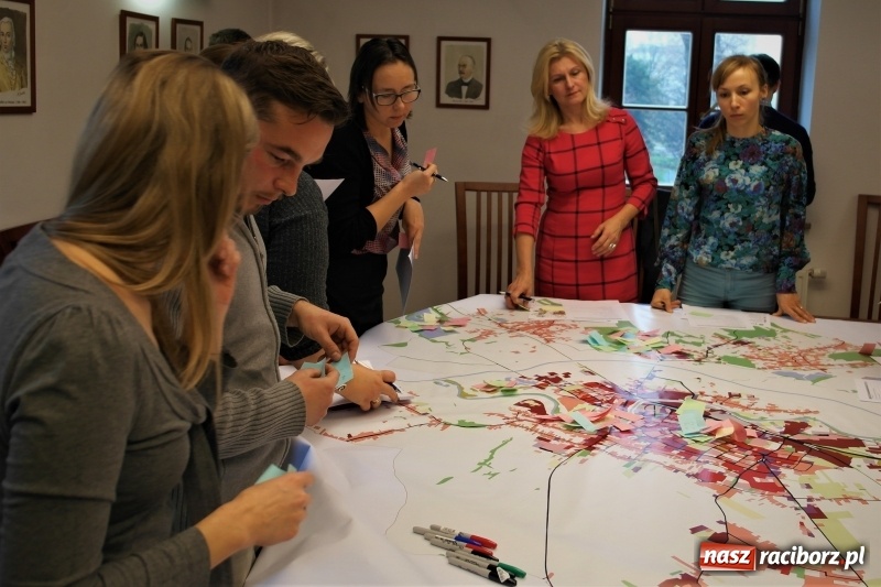 Zdjęcie w galerii na portalu naszraciborz.pl: Drzewa i krzewy w Raciborzu. Spotkanie eksperckie na Zamku Piastowskim wiadomości z regionu