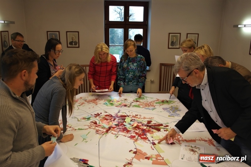 Zdjęcie w galerii na portalu naszraciborz.pl: Drzewa i krzewy w Raciborzu. Spotkanie eksperckie na Zamku Piastowskim wiadomości z regionu