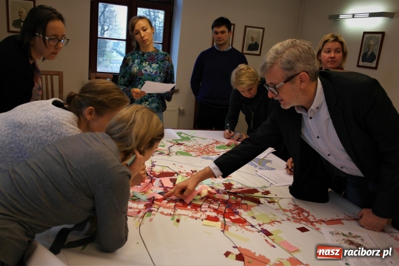 Zdjęcie w galerii na portalu naszraciborz.pl: Drzewa i krzewy w Raciborzu. Spotkanie eksperckie na Zamku Piastowskim wiadomości z regionu