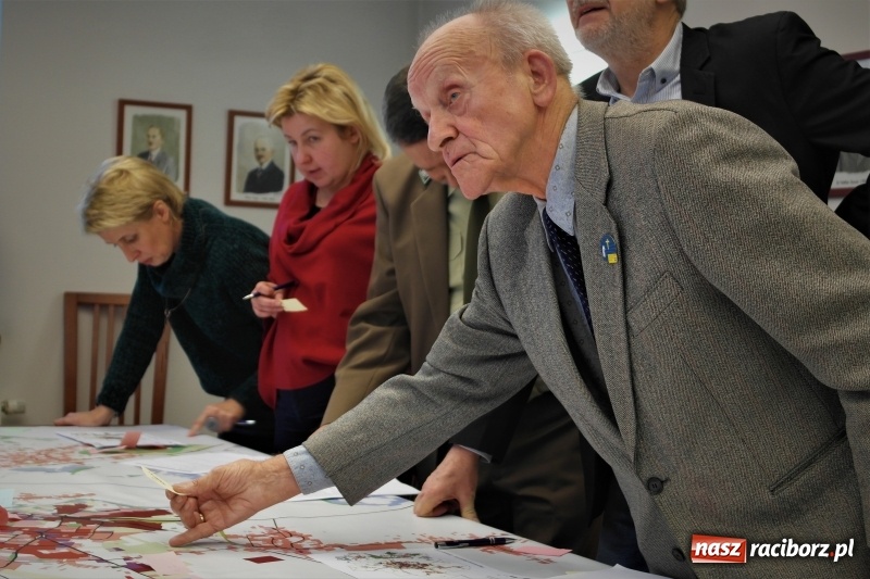 Zdjęcie w galerii na portalu naszraciborz.pl: Drzewa i krzewy w Raciborzu. Spotkanie eksperckie na Zamku Piastowskim wiadomości z regionu