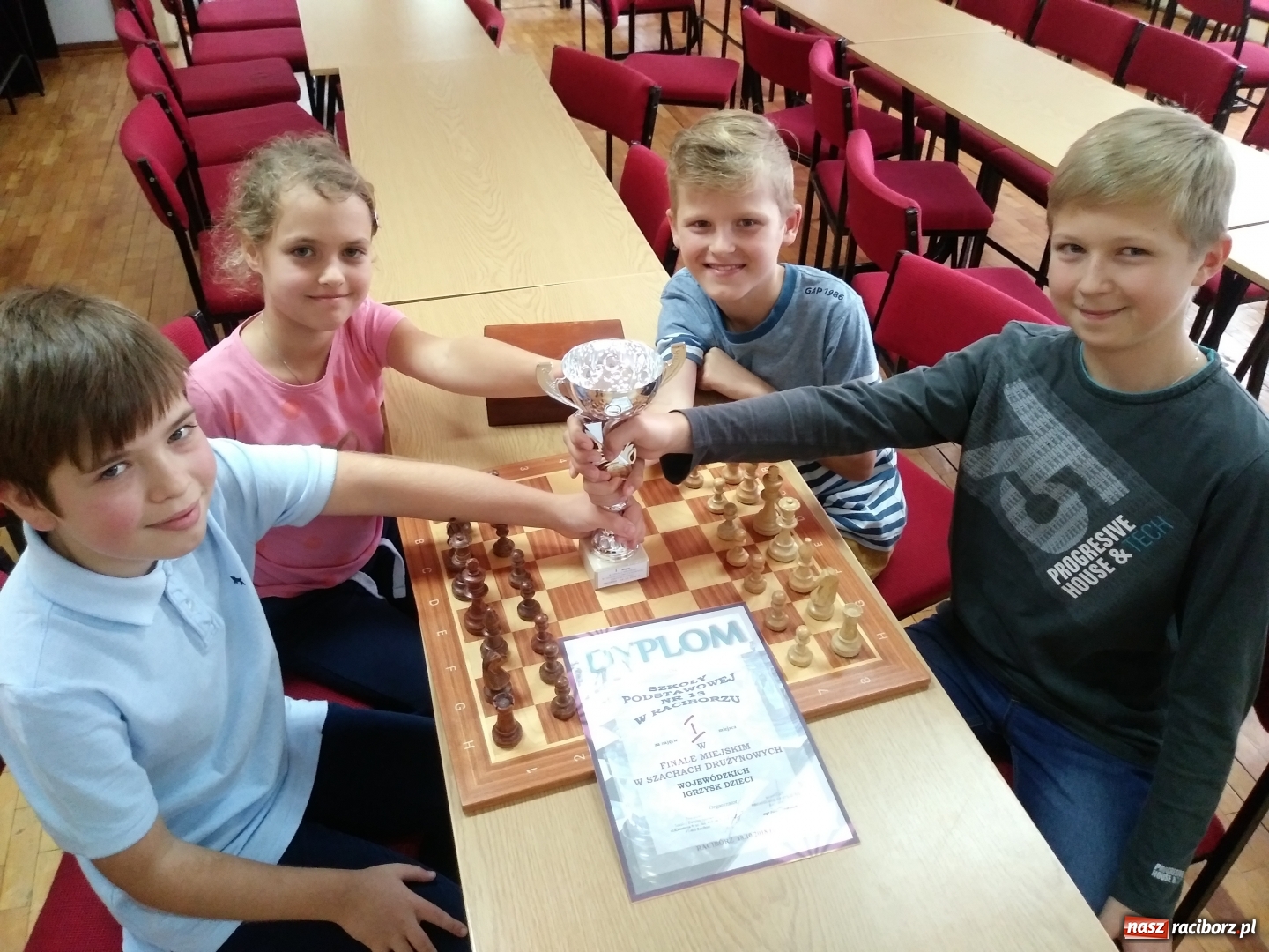Zdjęcie w galerii na portalu naszraciborz.pl: Uczniowie SP 13 najlepsi w szachowych rozgrywkach w mieście i rejonie wiadomości z regionu