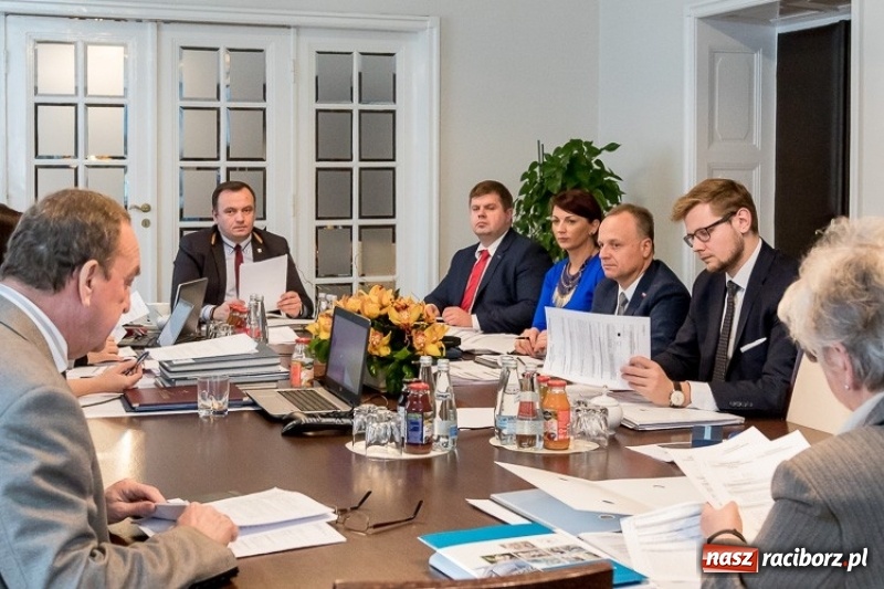 Zdjęcie w galerii na portalu naszraciborz.pl: Tak obradował zarząd województwa podczas pierwszego posiedzenia  wiadomości z regionu
