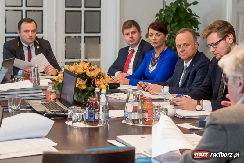 Zdjęcie w galerii na portalu naszraciborz.pl: Tak obradował zarząd województwa podczas pierwszego posiedzenia  wiadomości z regionu
