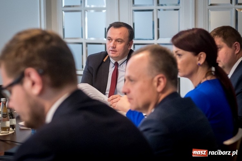 Zdjęcie w galerii na portalu naszraciborz.pl: Tak obradował zarząd województwa podczas pierwszego posiedzenia  wiadomości z regionu