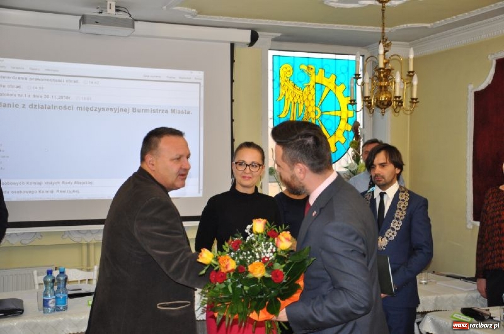 Zdjęcie w galerii na portalu naszraciborz.pl: Rada Miasta Kuźnia Raciborska podziękowała Michałowi Ficie wiadomości z regionu