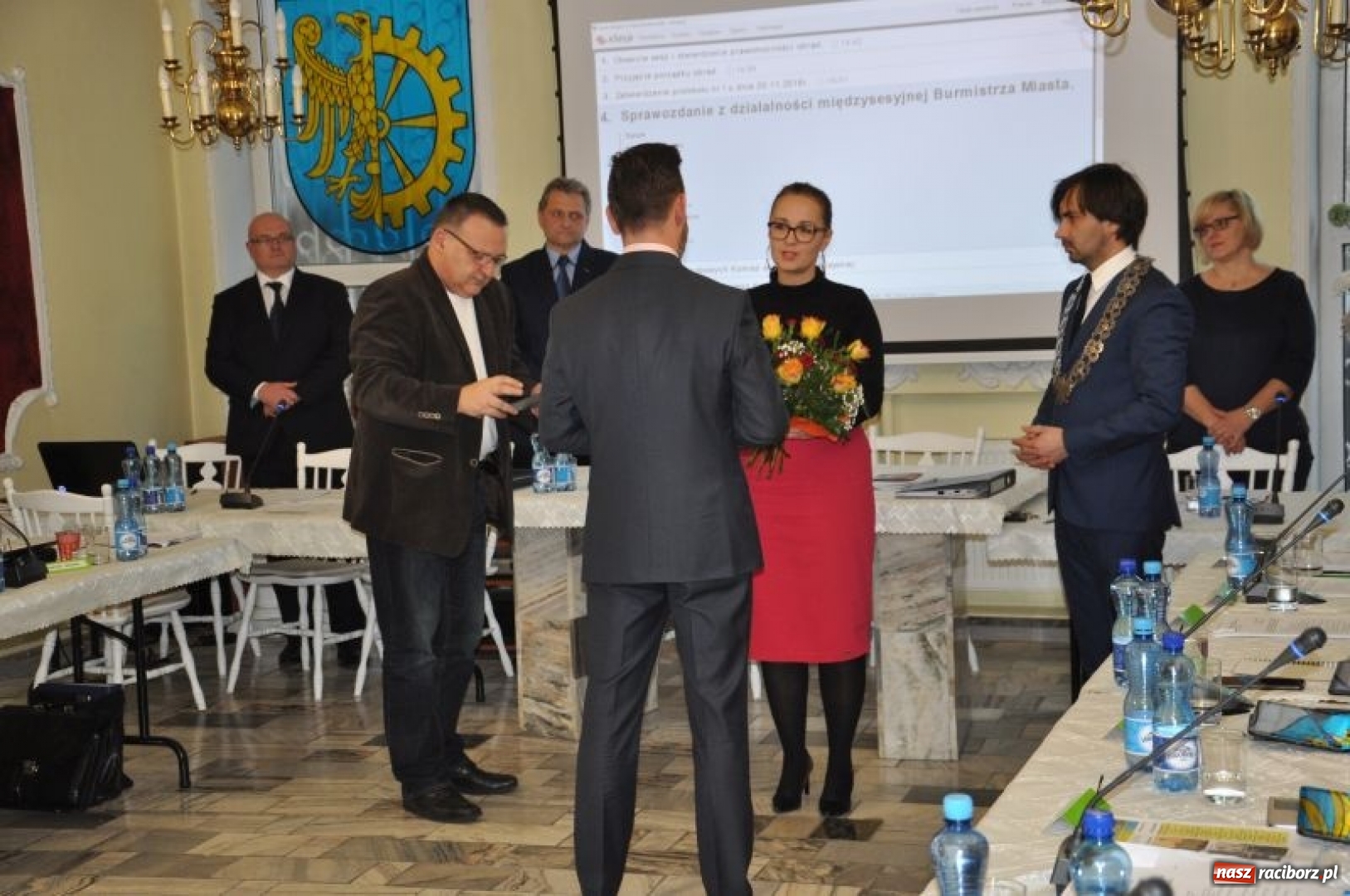 Zdjęcie w galerii na portalu naszraciborz.pl: Rada Miasta Kuźnia Raciborska podziękowała Michałowi Ficie wiadomości z regionu