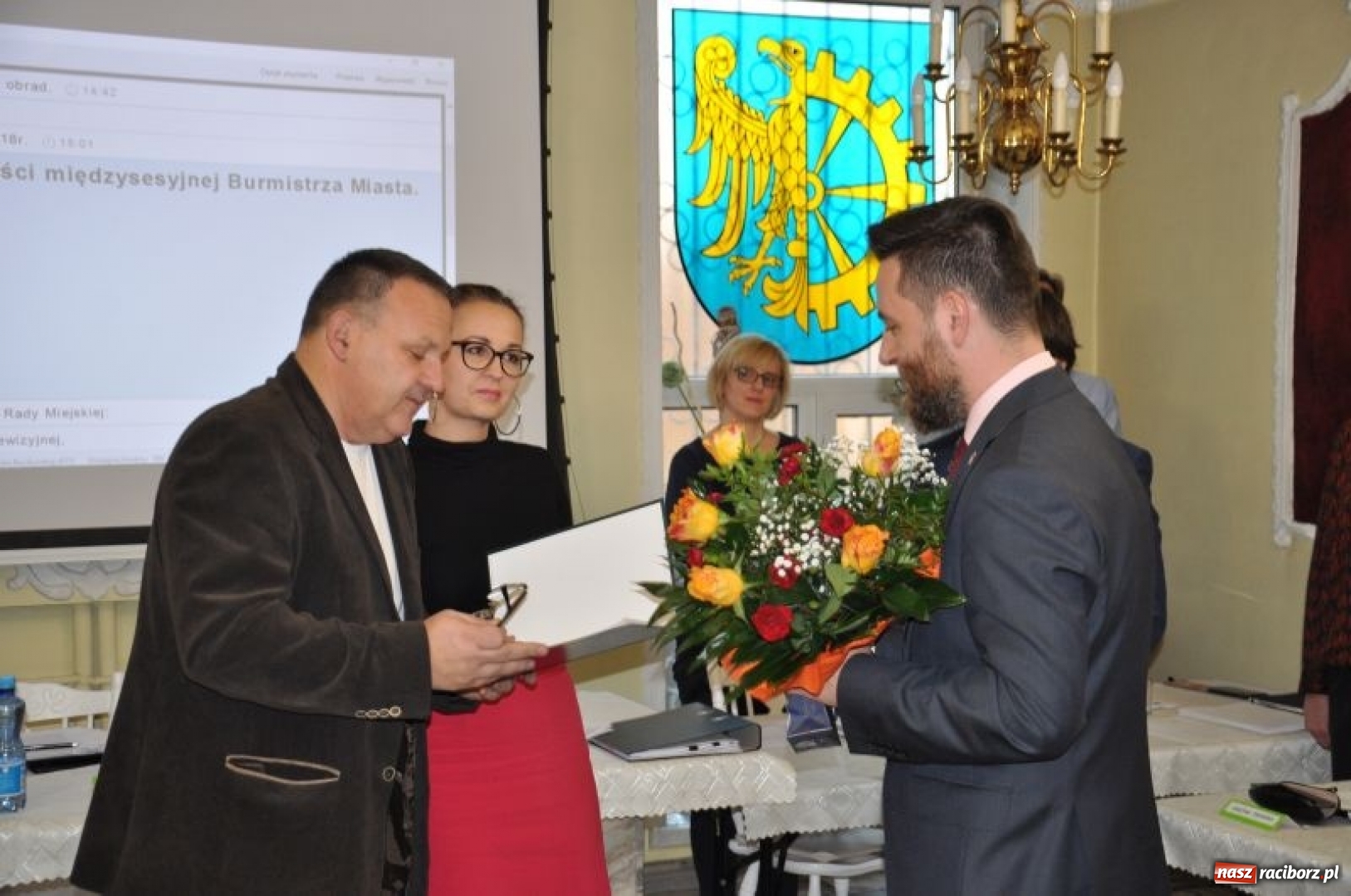 Zdjęcie w galerii na portalu naszraciborz.pl: Rada Miasta Kuźnia Raciborska podziękowała Michałowi Ficie wiadomości z regionu