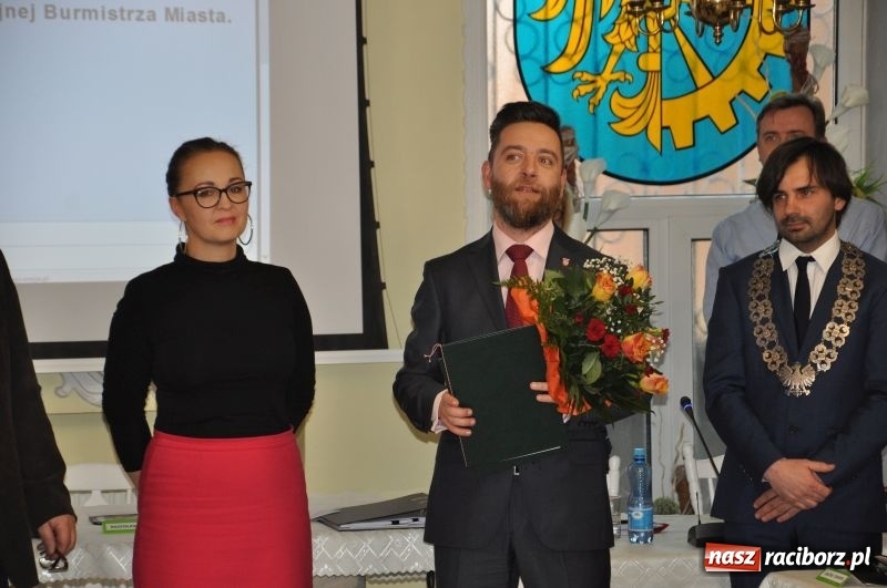 Zdjęcie w galerii na portalu naszraciborz.pl: Rada Miasta Kuźnia Raciborska podziękowała Michałowi Ficie wiadomości z regionu