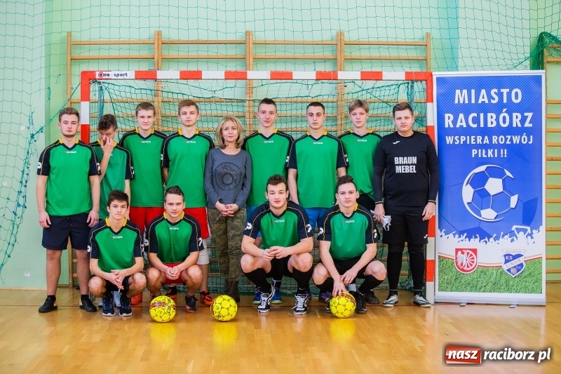 Zdjęcie w galerii na portalu naszraciborz.pl: Makroregionalny Turniej Piłki Nożnej w Arenie Rafako. Puchar pojechał do Głubczyc wiadomości z regionu