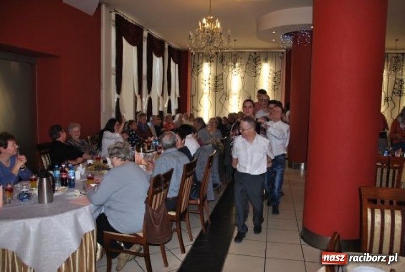 Zdjęcie w galerii na portalu naszraciborz.pl: Uczestnicy Warsztatów Terapii Zajęciowej świętowali Andrzejki wiadomości z regionu