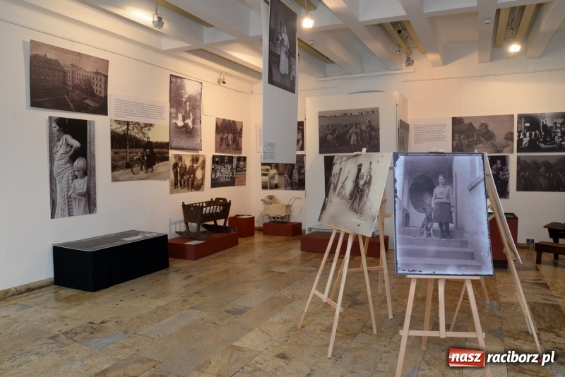 Zdjęcie w galerii na portalu naszraciborz.pl: Ślązaczka w rodzinie, kulturze, społeczeństwie 1850-1940. Nowa wystawa w Muzeum  wiadomości z regionu