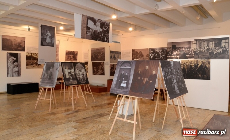 Zdjęcie w galerii na portalu naszraciborz.pl: Ślązaczka w rodzinie, kulturze, społeczeństwie 1850-1940. Nowa wystawa w Muzeum  wiadomości z regionu