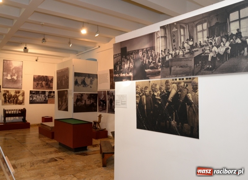 Zdjęcie w galerii na portalu naszraciborz.pl: Ślązaczka w rodzinie, kulturze, społeczeństwie 1850-1940. Nowa wystawa w Muzeum  wiadomości z regionu