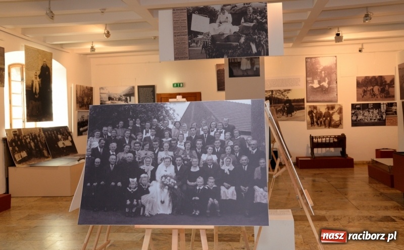 Zdjęcie w galerii na portalu naszraciborz.pl: Ślązaczka w rodzinie, kulturze, społeczeństwie 1850-1940. Nowa wystawa w Muzeum  wiadomości z regionu