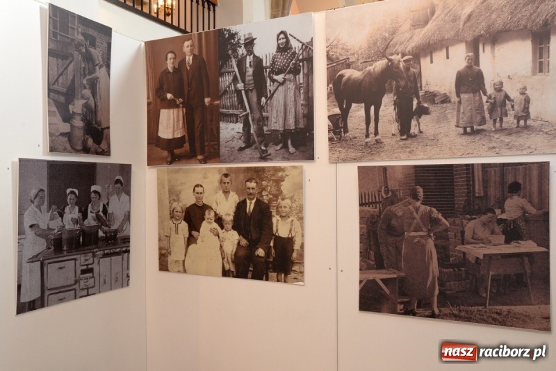 Zdjęcie w galerii na portalu naszraciborz.pl: Ślązaczka w rodzinie, kulturze, społeczeństwie 1850-1940. Nowa wystawa w Muzeum  wiadomości z regionu