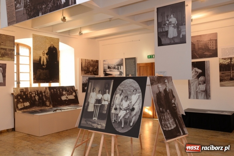 Zdjęcie w galerii na portalu naszraciborz.pl: Ślązaczka w rodzinie, kulturze, społeczeństwie 1850-1940. Nowa wystawa w Muzeum  wiadomości z regionu