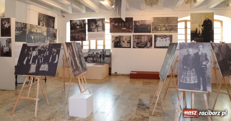 Zdjęcie w galerii na portalu naszraciborz.pl: Ślązaczka w rodzinie, kulturze, społeczeństwie 1850-1940. Nowa wystawa w Muzeum  wiadomości z regionu
