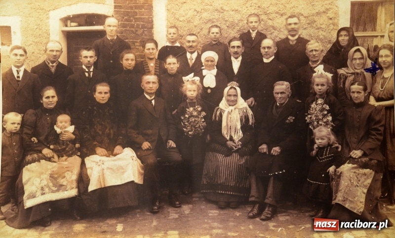 Zdjęcie w galerii na portalu naszraciborz.pl: Ślązaczka w rodzinie, kulturze, społeczeństwie 1850-1940. Nowa wystawa w Muzeum  wiadomości z regionu