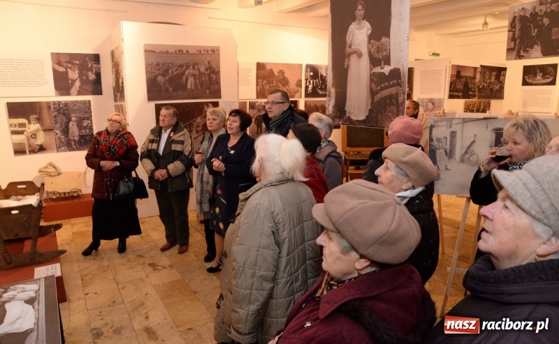 Zdjęcie w galerii na portalu naszraciborz.pl: Ślązaczka w rodzinie, kulturze, społeczeństwie 1850-1940. Nowa wystawa w Muzeum  wiadomości z regionu