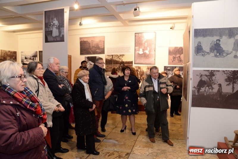 Zdjęcie w galerii na portalu naszraciborz.pl: Ślązaczka w rodzinie, kulturze, społeczeństwie 1850-1940. Nowa wystawa w Muzeum  wiadomości z regionu