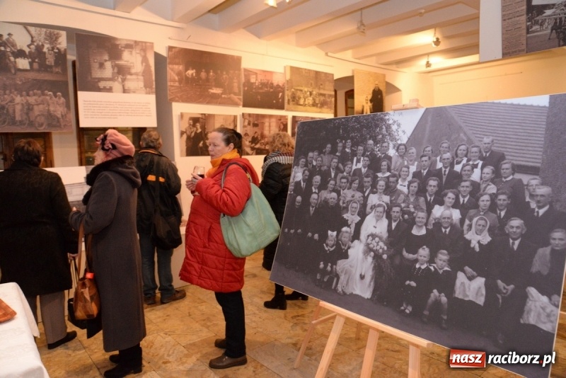 Zdjęcie w galerii na portalu naszraciborz.pl: Ślązaczka w rodzinie, kulturze, społeczeństwie 1850-1940. Nowa wystawa w Muzeum  wiadomości z regionu