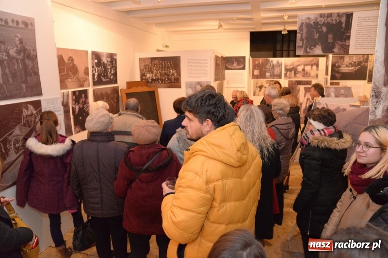 Zdjęcie w galerii na portalu naszraciborz.pl: Ślązaczka w rodzinie, kulturze, społeczeństwie 1850-1940. Nowa wystawa w Muzeum  wiadomości z regionu