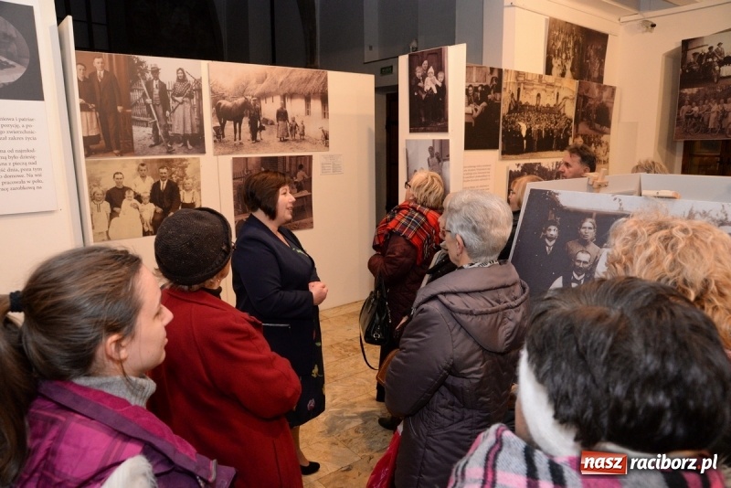 Zdjęcie w galerii na portalu naszraciborz.pl: Ślązaczka w rodzinie, kulturze, społeczeństwie 1850-1940. Nowa wystawa w Muzeum  wiadomości z regionu
