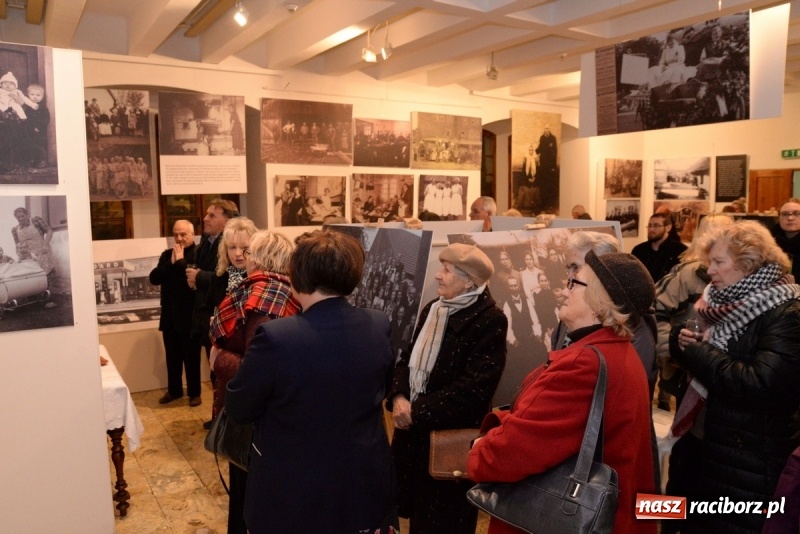 Zdjęcie w galerii na portalu naszraciborz.pl: Ślązaczka w rodzinie, kulturze, społeczeństwie 1850-1940. Nowa wystawa w Muzeum  wiadomości z regionu