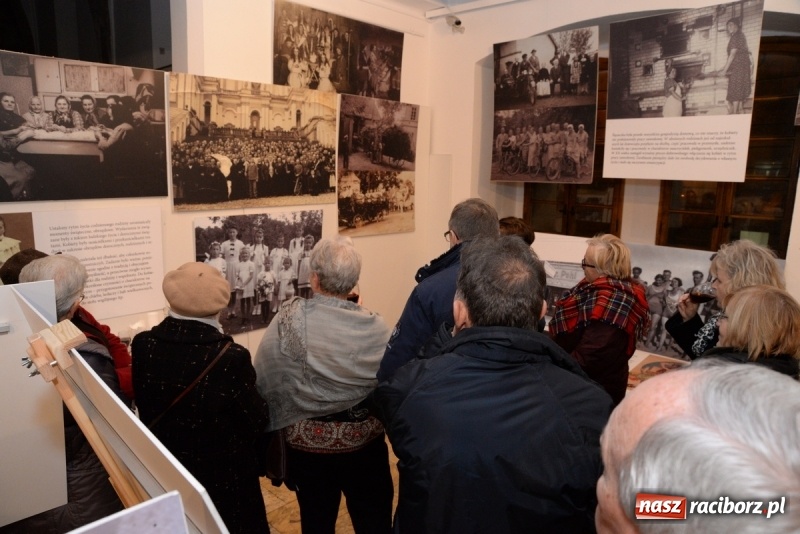 Zdjęcie w galerii na portalu naszraciborz.pl: Ślązaczka w rodzinie, kulturze, społeczeństwie 1850-1940. Nowa wystawa w Muzeum  wiadomości z regionu