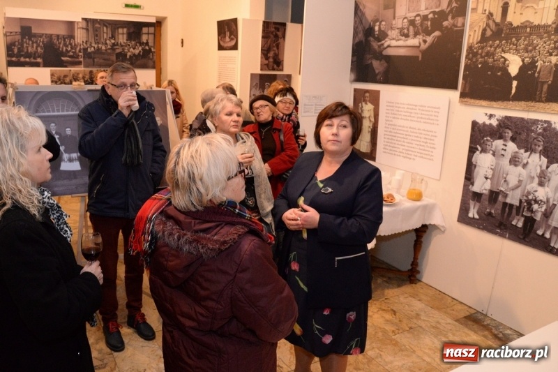 Zdjęcie w galerii na portalu naszraciborz.pl: Ślązaczka w rodzinie, kulturze, społeczeństwie 1850-1940. Nowa wystawa w Muzeum  wiadomości z regionu