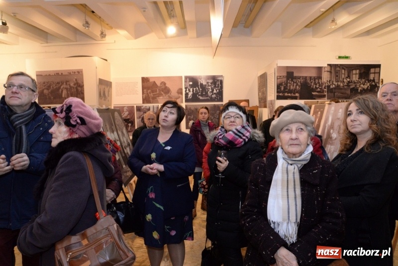 Zdjęcie w galerii na portalu naszraciborz.pl: Ślązaczka w rodzinie, kulturze, społeczeństwie 1850-1940. Nowa wystawa w Muzeum  wiadomości z regionu
