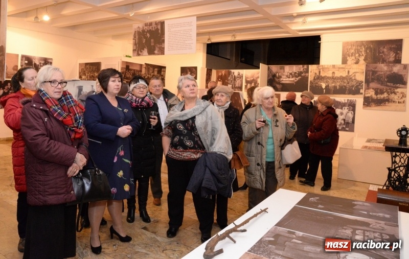 Zdjęcie w galerii na portalu naszraciborz.pl: Ślązaczka w rodzinie, kulturze, społeczeństwie 1850-1940. Nowa wystawa w Muzeum  wiadomości z regionu