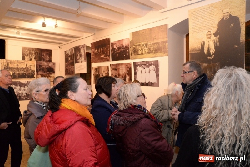Zdjęcie w galerii na portalu naszraciborz.pl: Ślązaczka w rodzinie, kulturze, społeczeństwie 1850-1940. Nowa wystawa w Muzeum  wiadomości z regionu